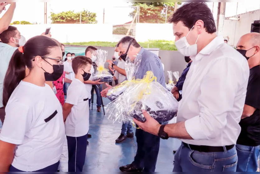 Colégios cívico-militares de Apucarana recebem uniformes