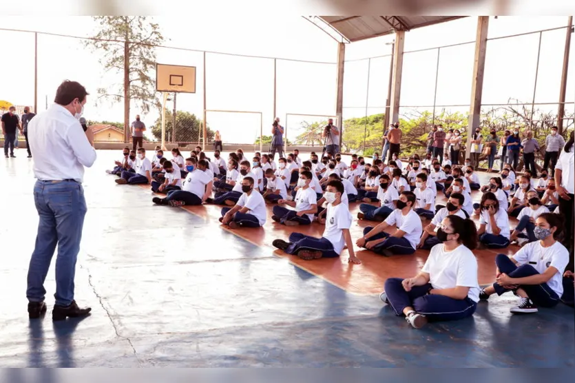 Colégios cívico-militares de Apucarana recebem uniformes