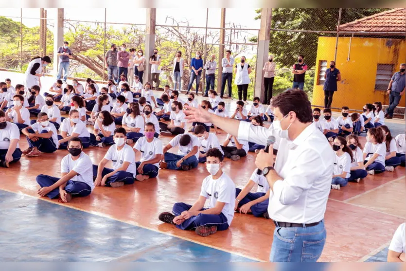 Colégios cívico-militares de Apucarana recebem uniformes