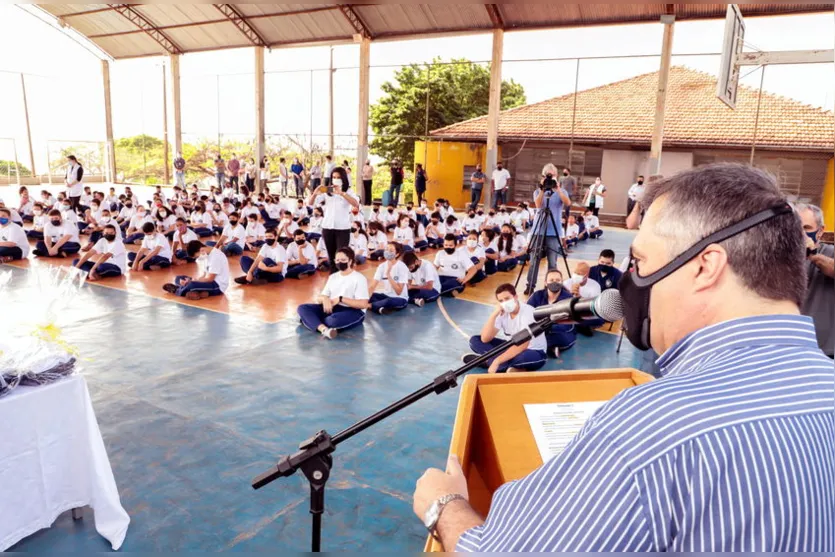 Colégios cívico-militares de Apucarana recebem uniformes