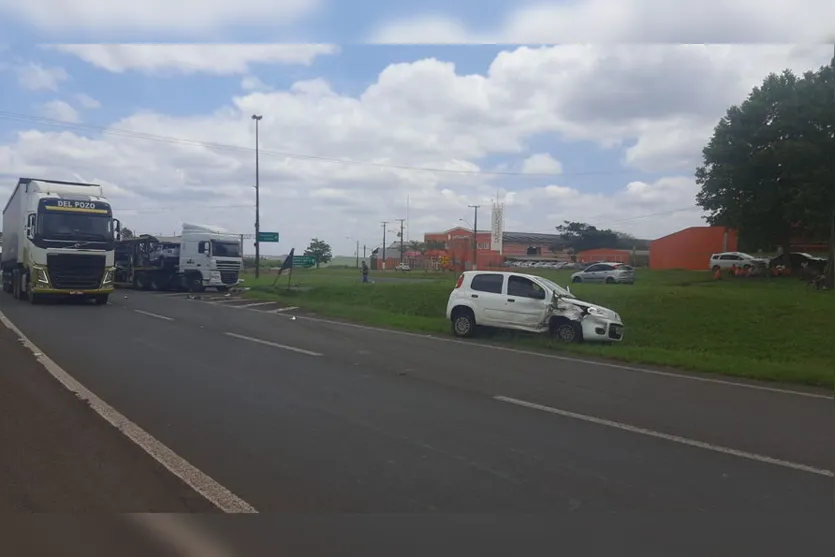 Colisão entre carro e caminhão cegonha deixa um ferido