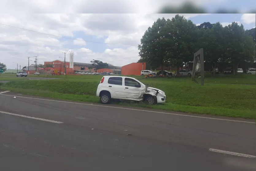 Colisão entre carro e caminhão cegonha deixa um ferido
