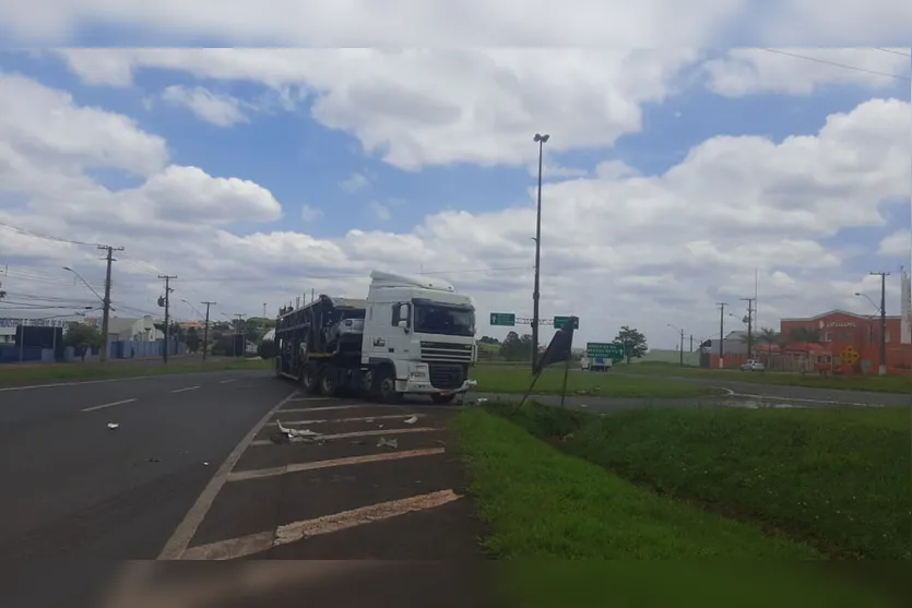 Colisão entre carro e caminhão cegonha deixa um ferido