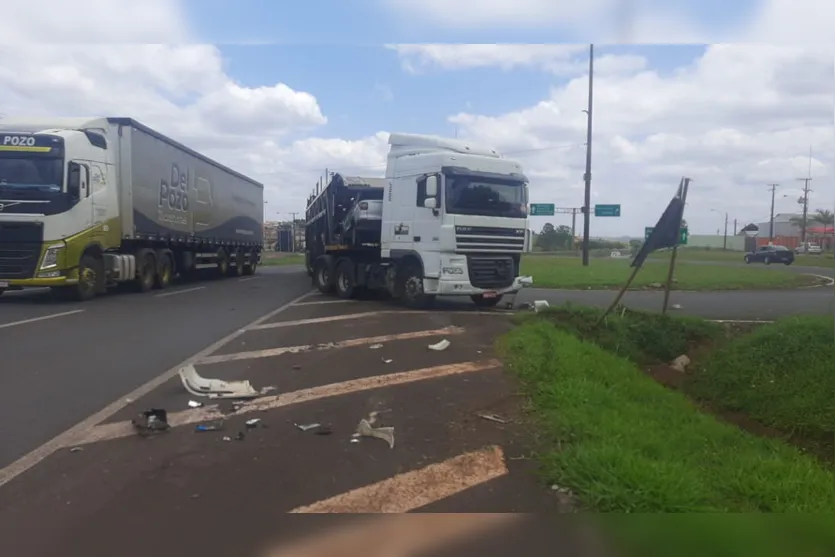 Colisão entre carro e caminhão cegonha deixa um ferido