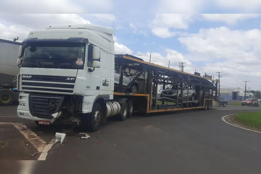 Colisão entre carro e caminhão cegonha deixa um ferido