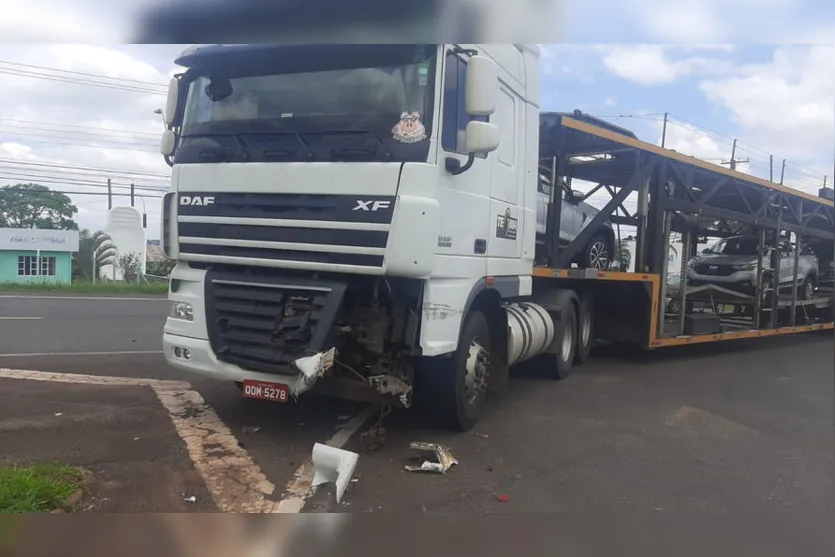 Colisão entre carro e caminhão cegonha deixa um ferido