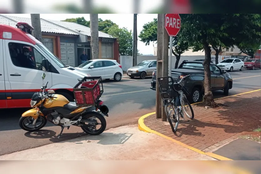 Colisão entre moto e bicicleta deixa pessoas feridas
