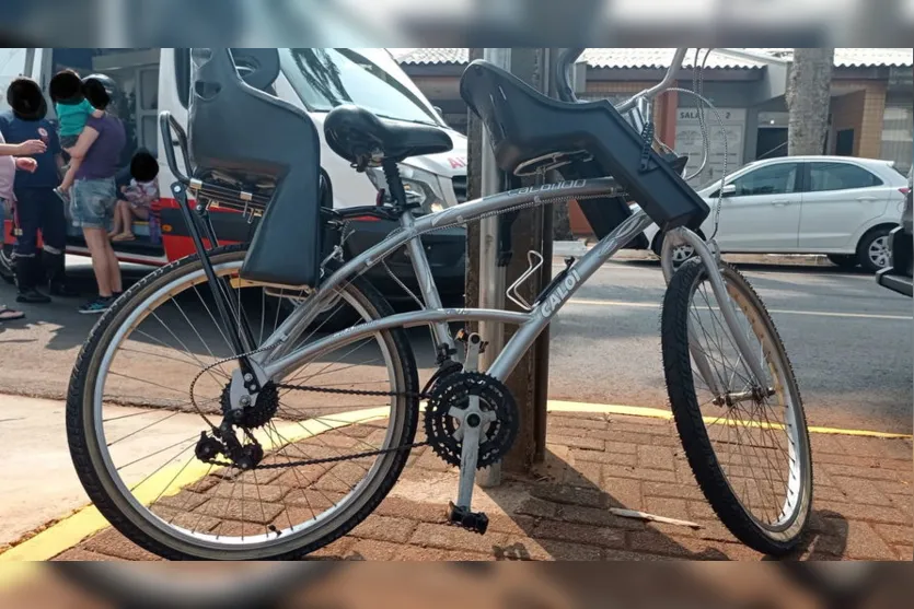 Colisão entre moto e bicicleta deixa pessoas feridas