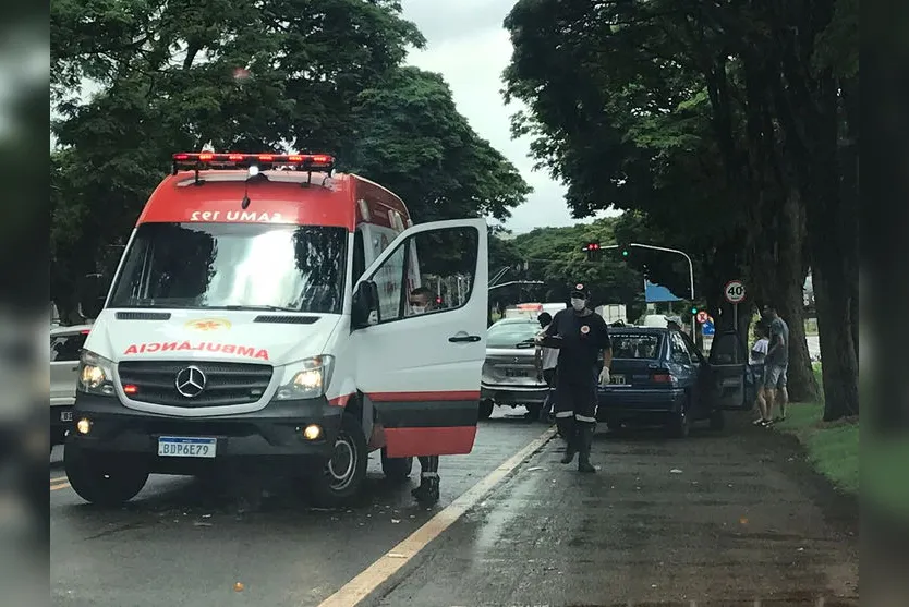 Colisão traseira complica trânsito em Apucarana