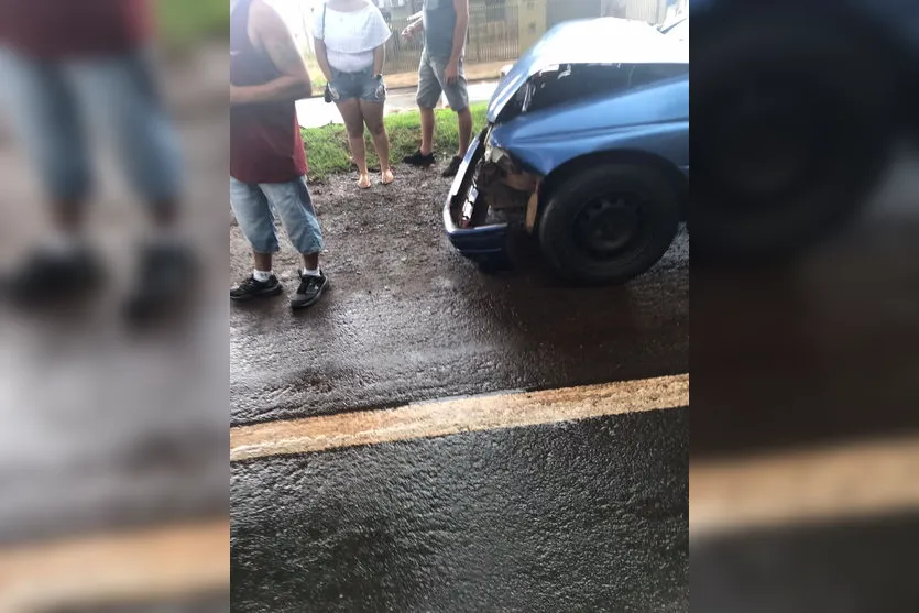 Colisão traseira complica trânsito em Apucarana