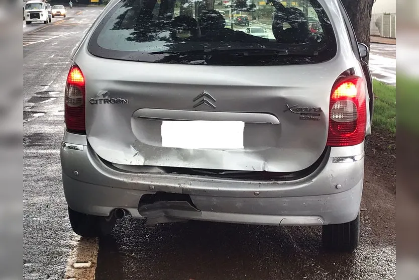 Colisão traseira complica trânsito em Apucarana