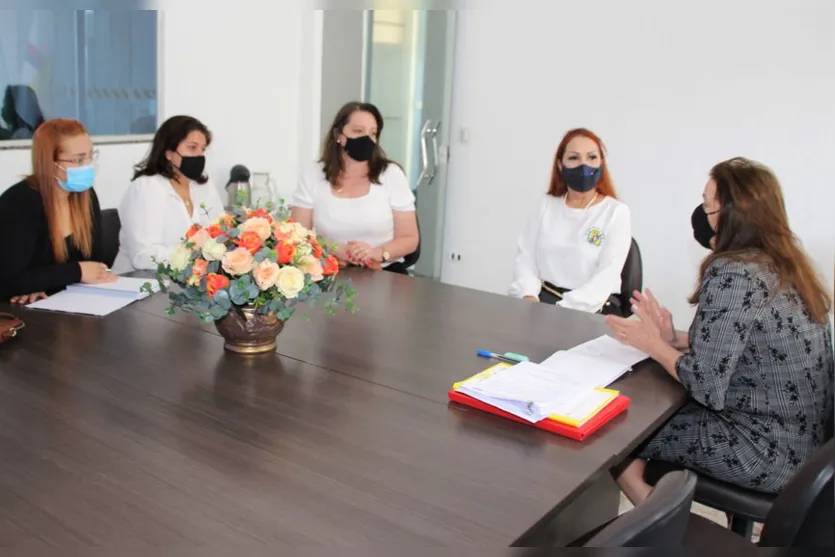 Comitiva de Sabáudia conhece rede de ensino de Apucarana