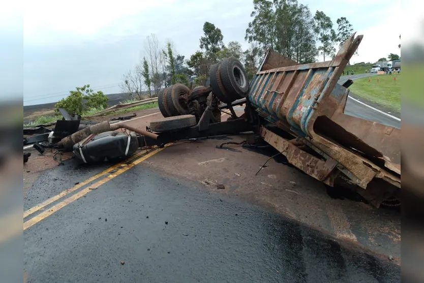 Dois morrem após caminhões baterem de frente na BR-376