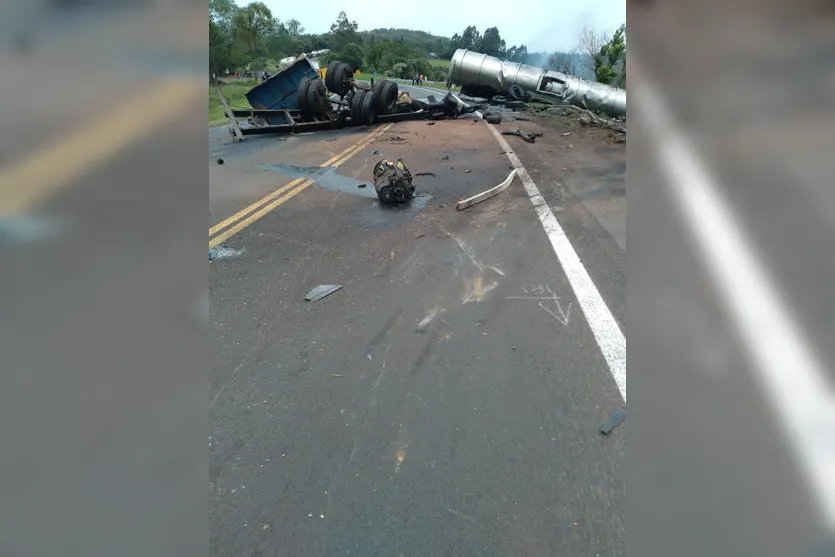 Dois morrem após caminhões baterem de frente na BR-376