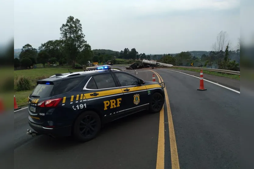 Dois morrem após caminhões baterem de frente na BR-376