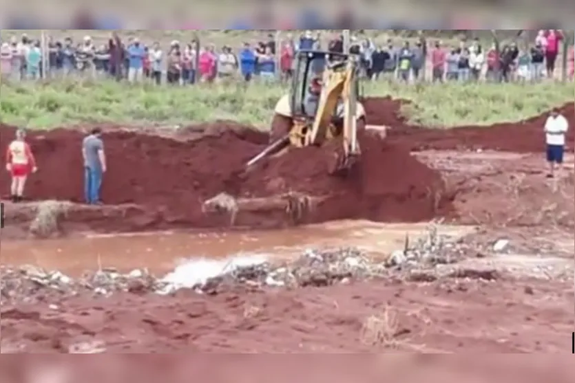 Duas crianças e um adulto morrem afogados em vala no PR