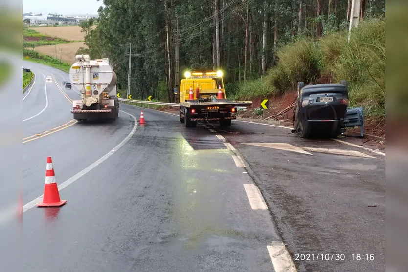 Duas pessoas ficam feridas em capotamento na PR 444