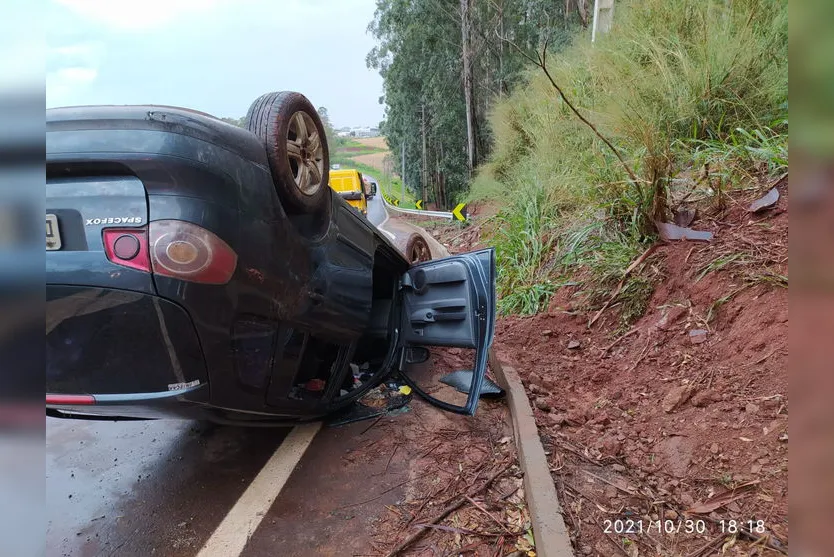 Duas pessoas ficam feridas em capotamento na PR 444