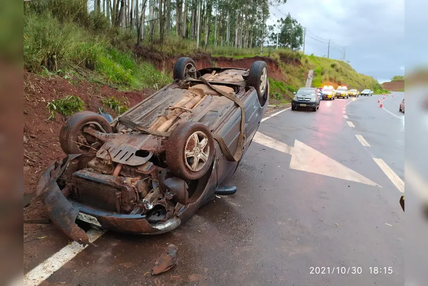 Duas pessoas ficam feridas em capotamento na PR 444