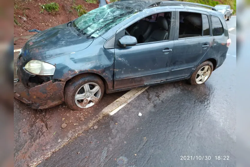 Duas pessoas ficam feridas em capotamento na PR 444