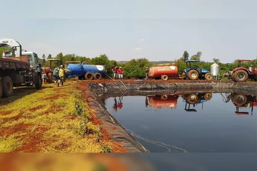 Duas pessoas morrem após carro cair em tanque de dejetos