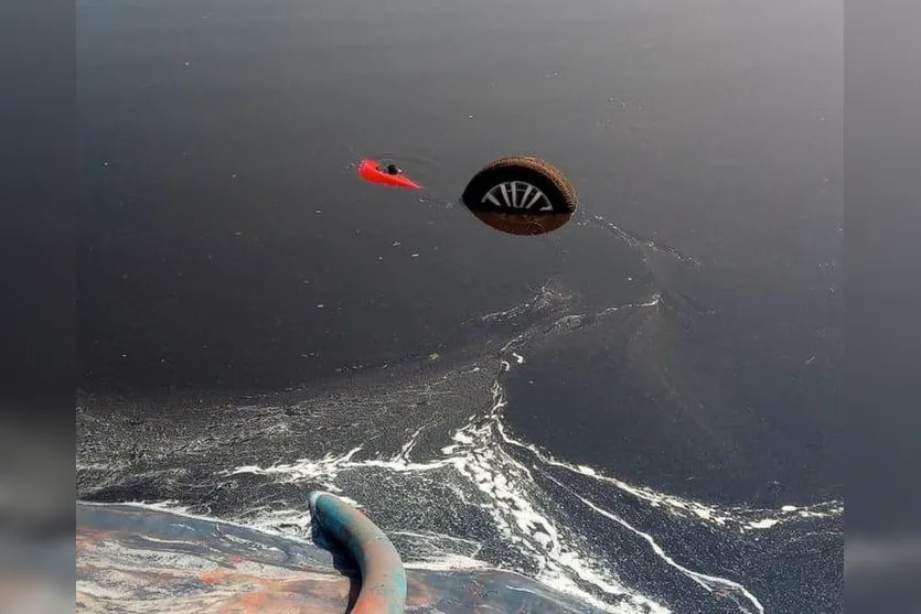 Duas pessoas morrem após carro cair em tanque de dejetos