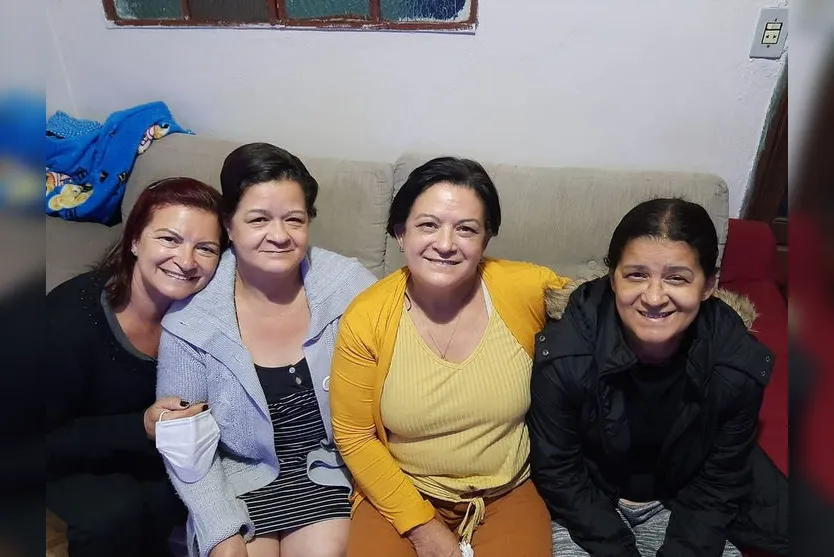  Empresária (de amarelo) reencontrou irmãos e já conseguiu rever irmãs mulheres, e agora tenta rever o irmão. Da esquerda para direita estão na foto Ana, Mariuza, Margarete e Márcia 