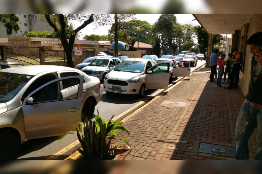 Engavetamento provoca danos e complica trânsito de Apucarana