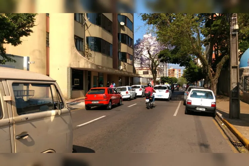 Engavetamento provoca danos e complica trânsito de Apucarana