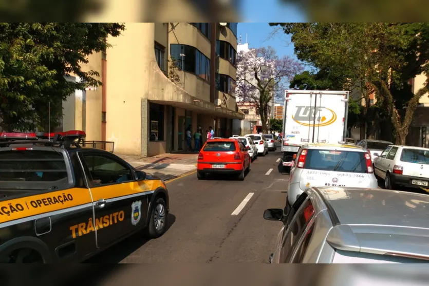 Engavetamento provoca danos e complica trânsito de Apucarana