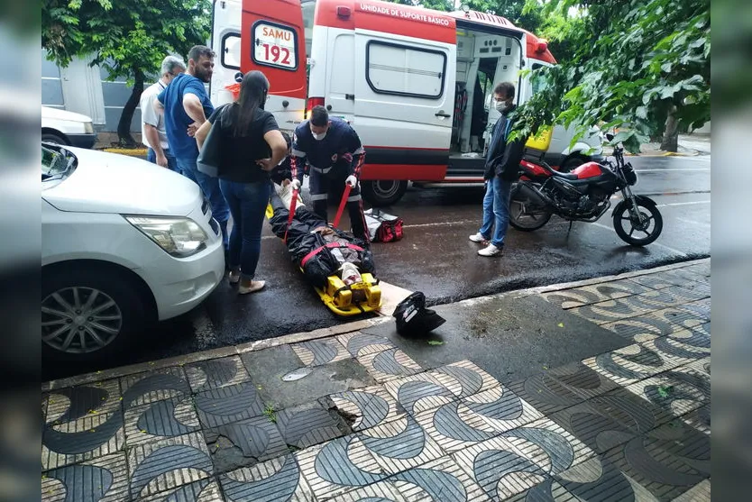 Entregador é socorrido após sofrer queda em Apucarana
