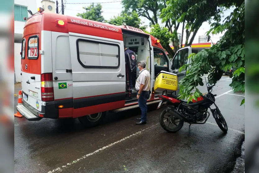 Entregador é socorrido após sofrer queda em Apucarana