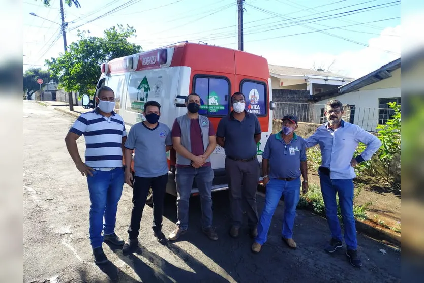  Equipe do Centro Municipal de Saúde Animal e o investigador Nivaldo  