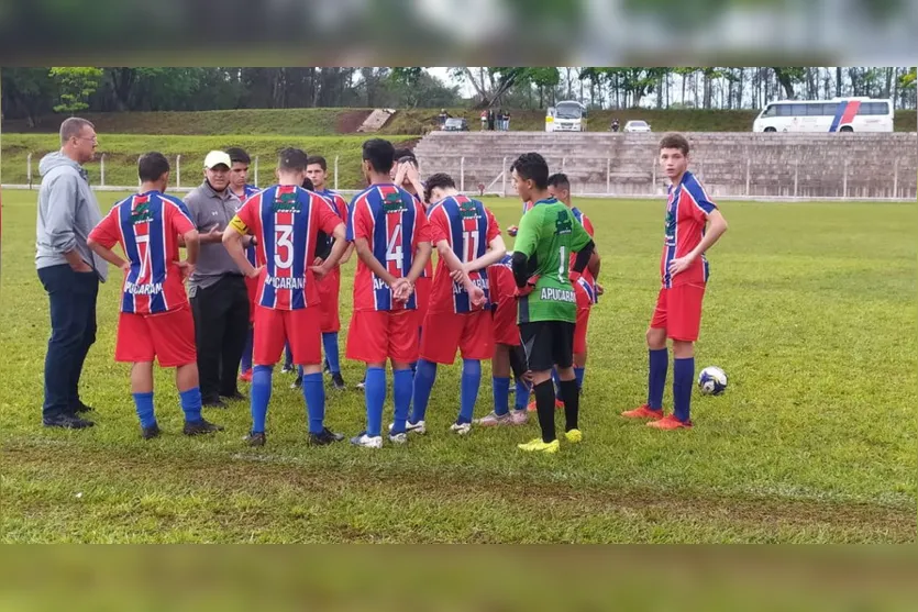 Equipes de Apucarana disputam vagas para a final de futebol