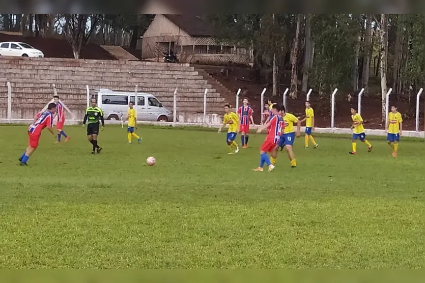Equipes de Apucarana disputam vagas para a final de futebol