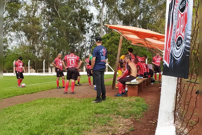 Equipes de Apucarana disputam vagas para a final de futebol