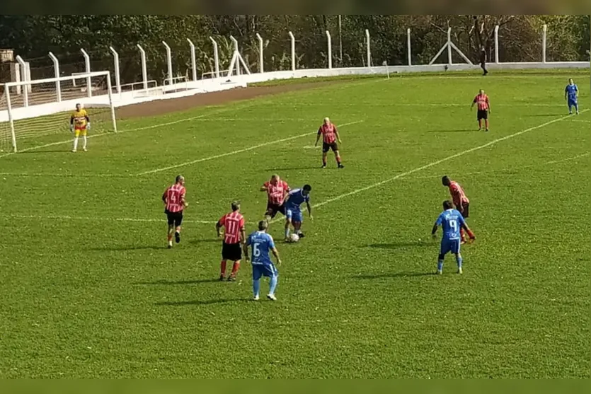 Equipes de Apucarana disputam vagas para a final de futebol