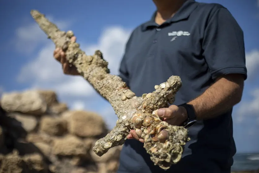 Espada que pode ter mais de 900 anos é encontrada em Israel