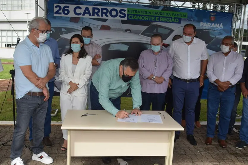 Estado entrega 26 veículos e assina convênio em Cianorte