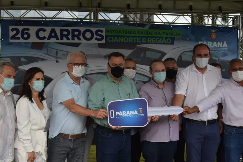 Estado entrega 26 veículos e assina convênio em Cianorte