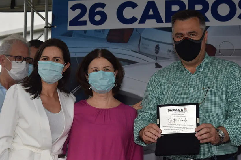 Estado entrega 26 veículos e assina convênio em Cianorte