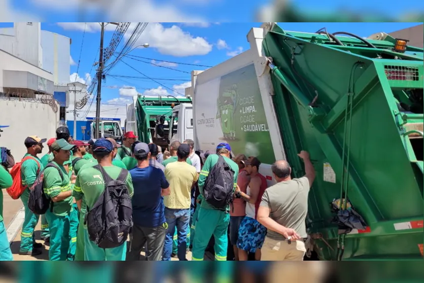 Garis paralisam atividades em Apucarana e cobram benefício