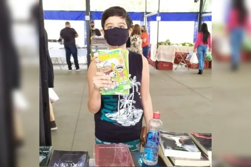 Garoto apucaranense de 9 anos gasta mesada em livros; vídeo