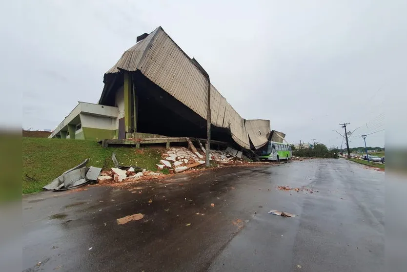  Ginásio de Esportes Pedro Bioni, o "Abelhão", é destruído por temporal em Mandaguaçu 
