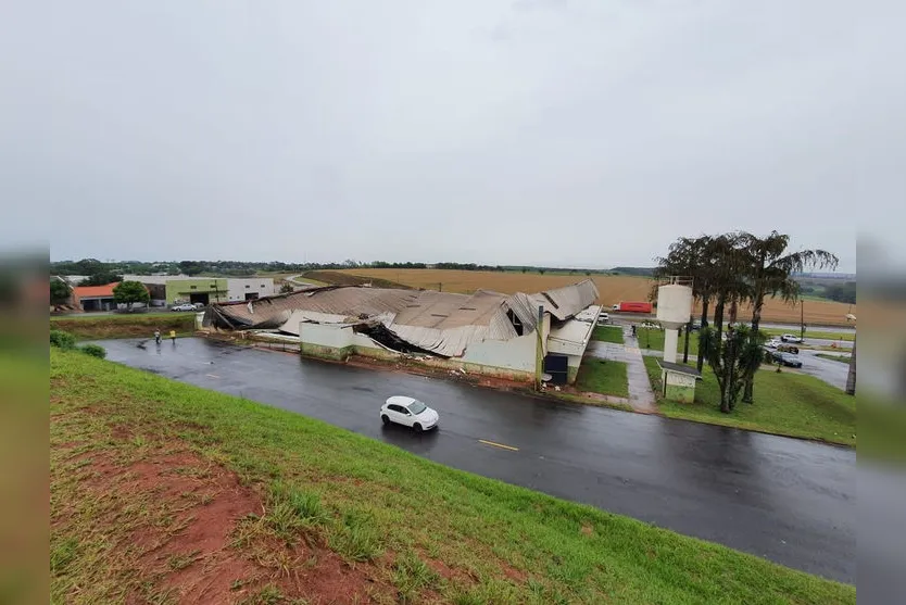  Ginásio de Esportes Pedro Bioni, o "Abelhão", é destruído por temporal em Mandaguaçu 