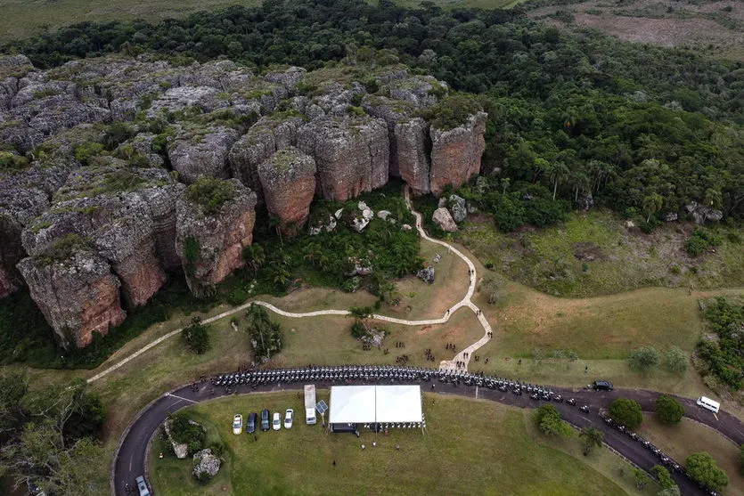 Governador entrega 155 motocicletas BMW para a PMPR