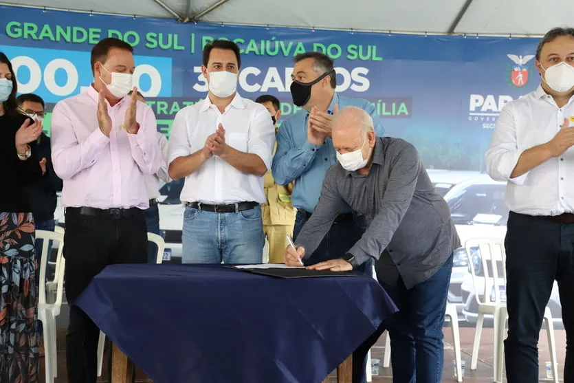 Governador entrega 36 carros da Saúde em cidades do PR