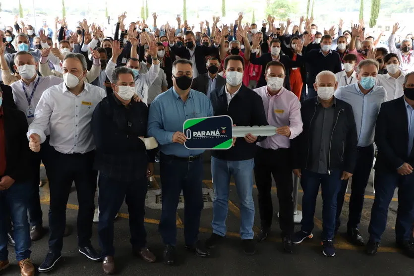 Governador entrega 36 carros da Saúde em cidades do PR