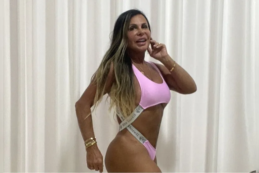 Gretchen publica foto de biquíni e recebe elogios dos fãs