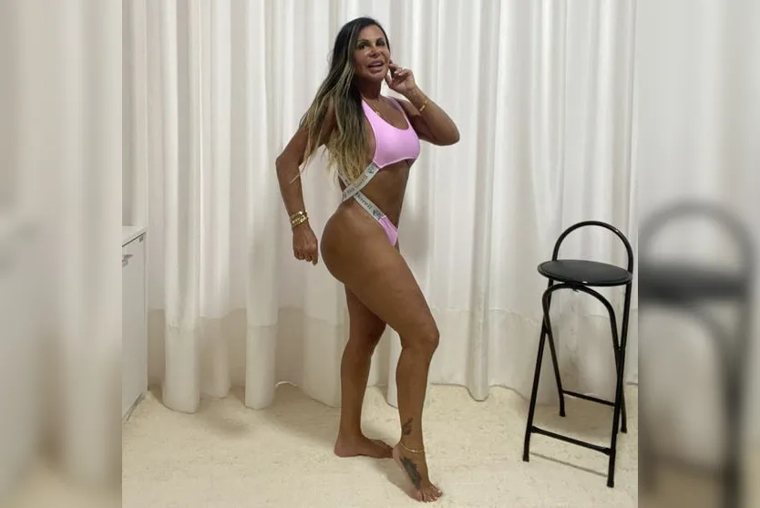 Gretchen publica foto de biquíni e recebe elogios dos fãs